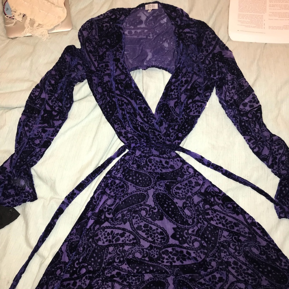 Super cute dress with cut out at the waist!